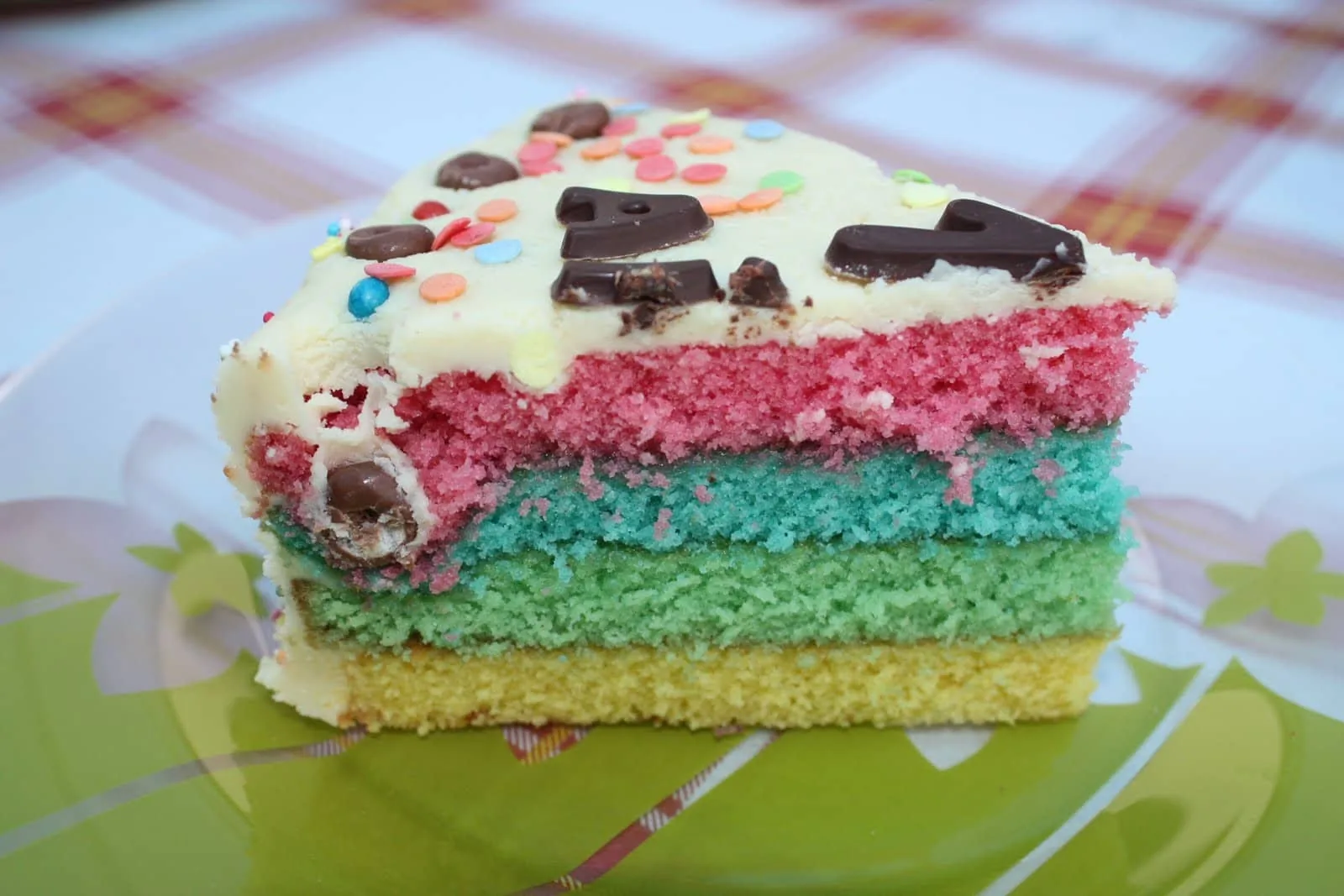 Tarta de colores con cobertura de chocolate blanco