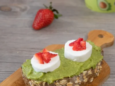 Tostada con Guacamole queso de cabra y fresas