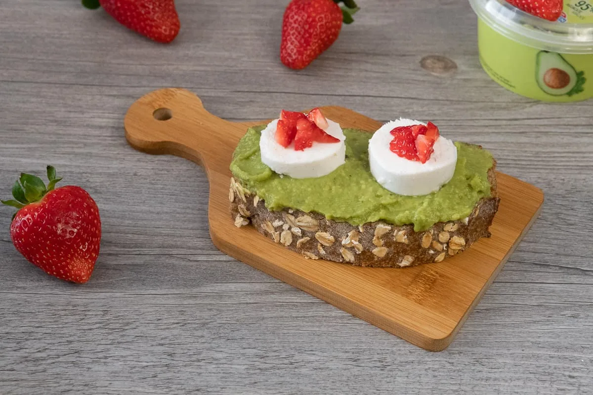 Tostada con Guacamole queso de cabra y fresas