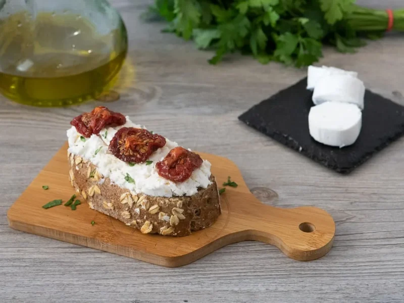 Tostada con queso de cabra y tomate seco