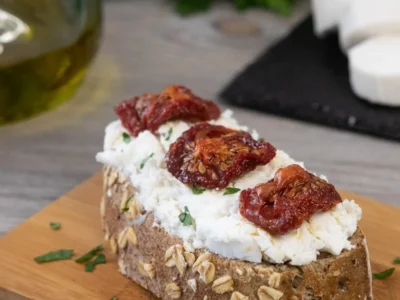 Tostada con queso de cabra y tomate seco