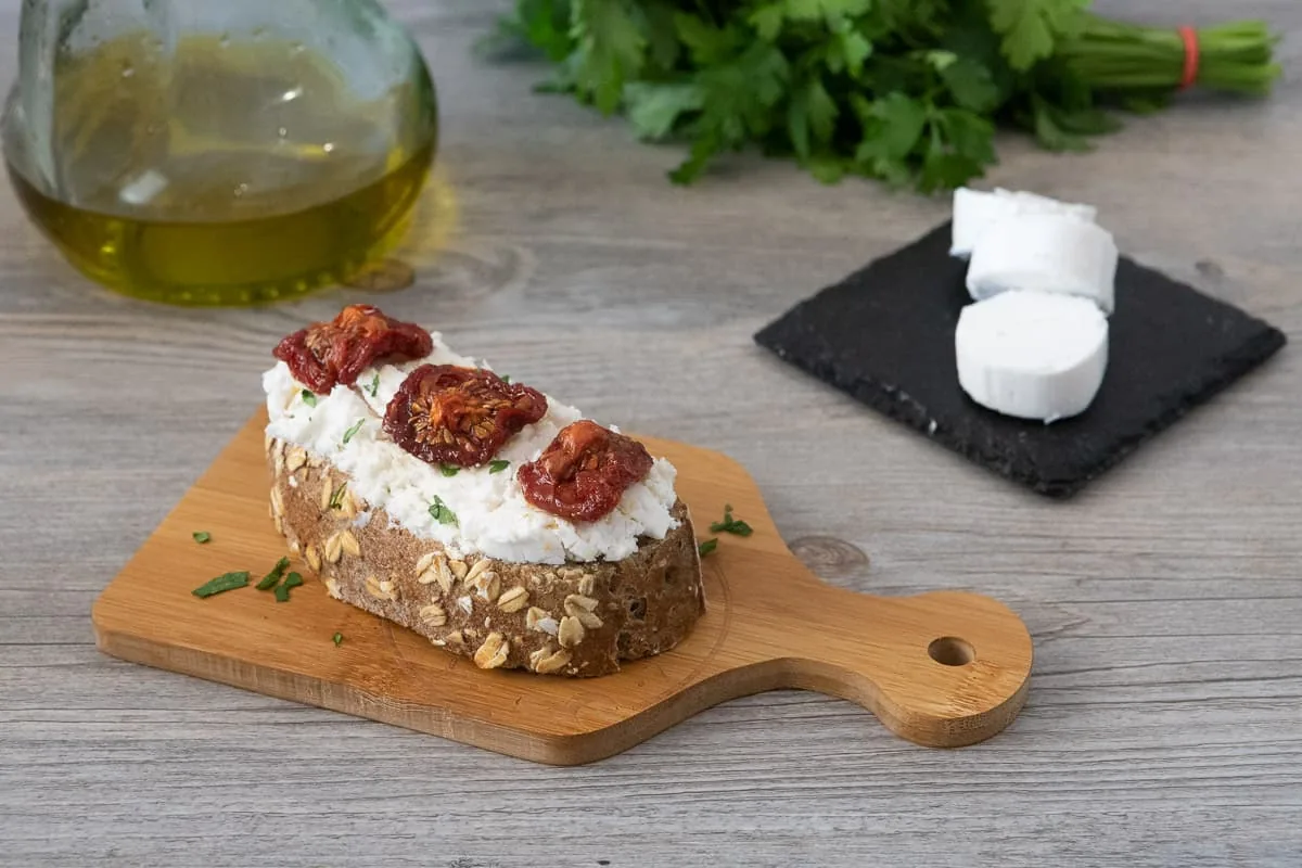 Tostada con queso de cabra y tomate seco