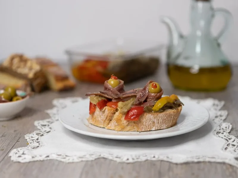 Tostada de escalibada con anchoas