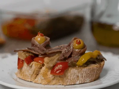 Tostada de escalibada con anchoas