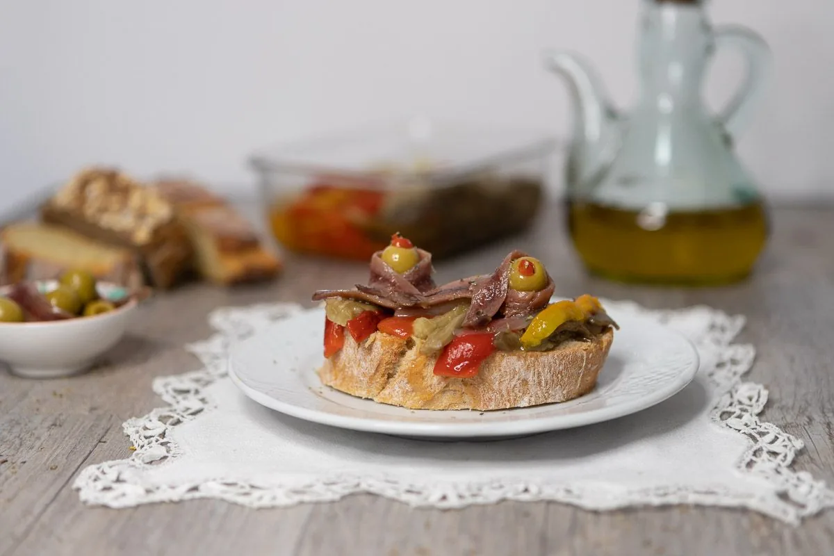 Tostada de escalibada con anchoas