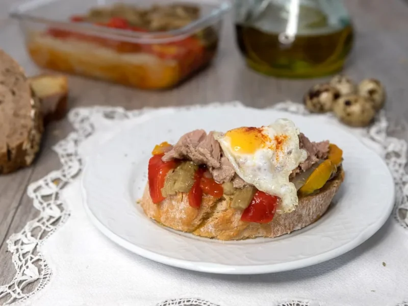 Tostada de escalivada con atún y huevo