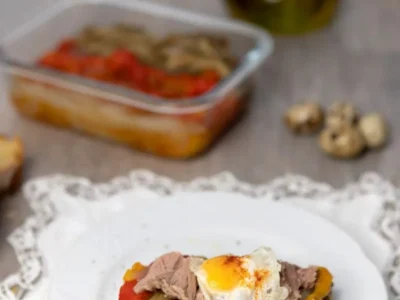 Tostada de escalivada con atún y huevo