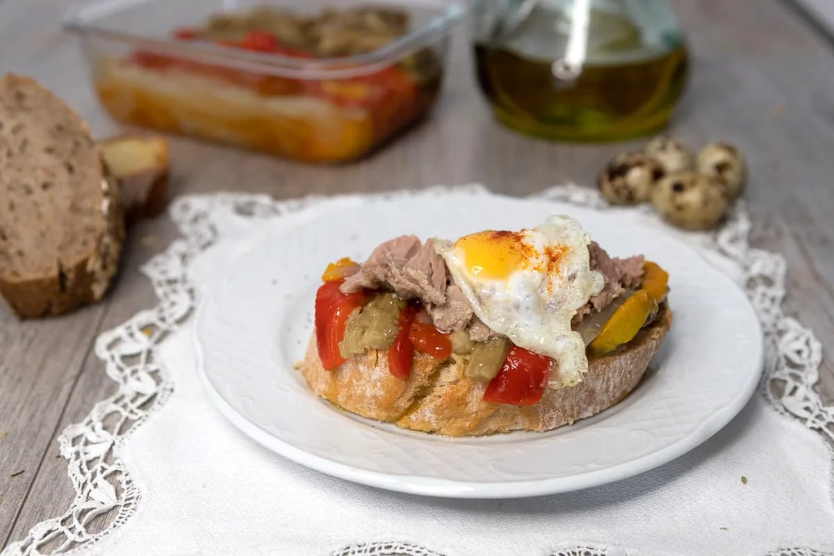 Tostada de escalivada con atún y huevo