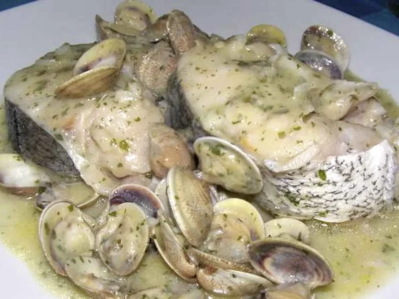 Merluza al perejil con almejas