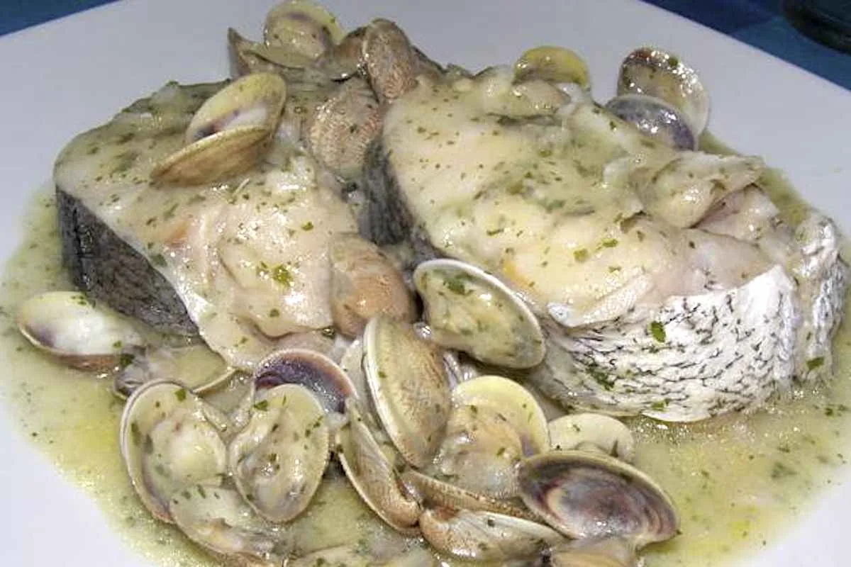 Merluza al perejil con almejas