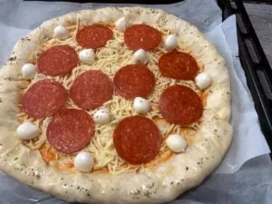 Pizza Pepperoni con los bordes rellenos