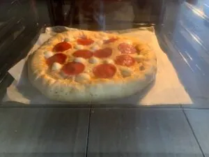 Pizza Pepperoni con los bordes rellenos