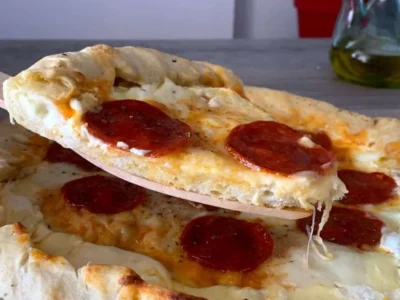 Pizza Pepperoni con los bordes rellenos