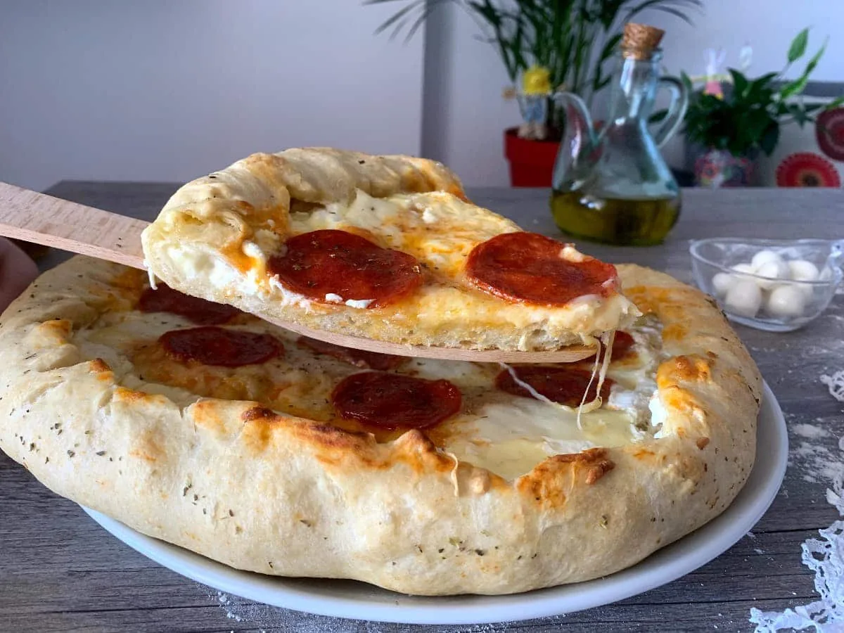 Pizza Pepperoni con los bordes rellenos