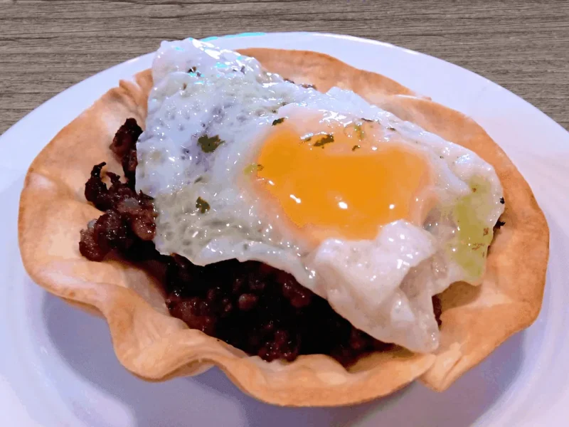 Tartaleta con morcilla de Burgos y huevo de codorniz