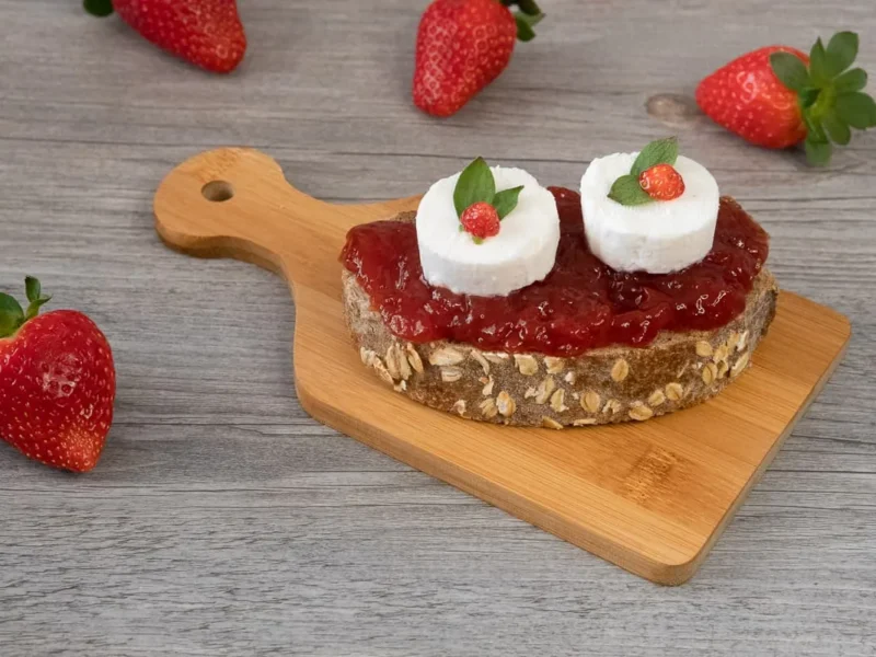 Tostada con mermelada de fresa y queso de cabra