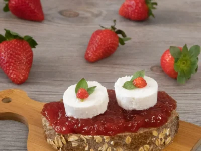 Tostada con mermelada de fresa y queso de cabra