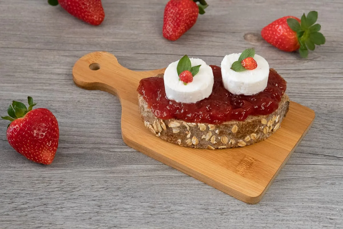 Tostada con mermelada de fresa y queso de cabra