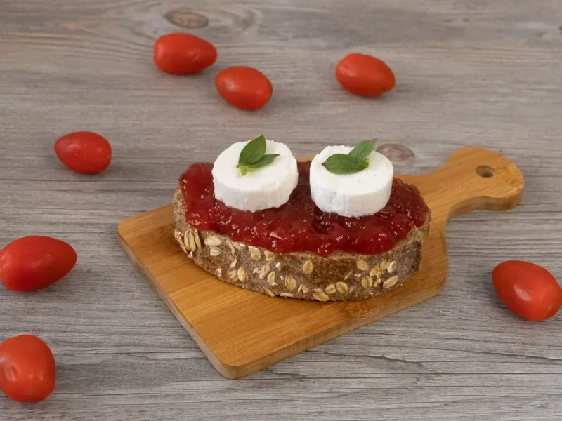 Tostada con Mermelada de tomate y queso cabra