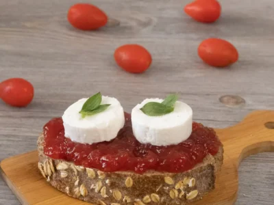 Tostada con Mermelada de tomate y queso cabra