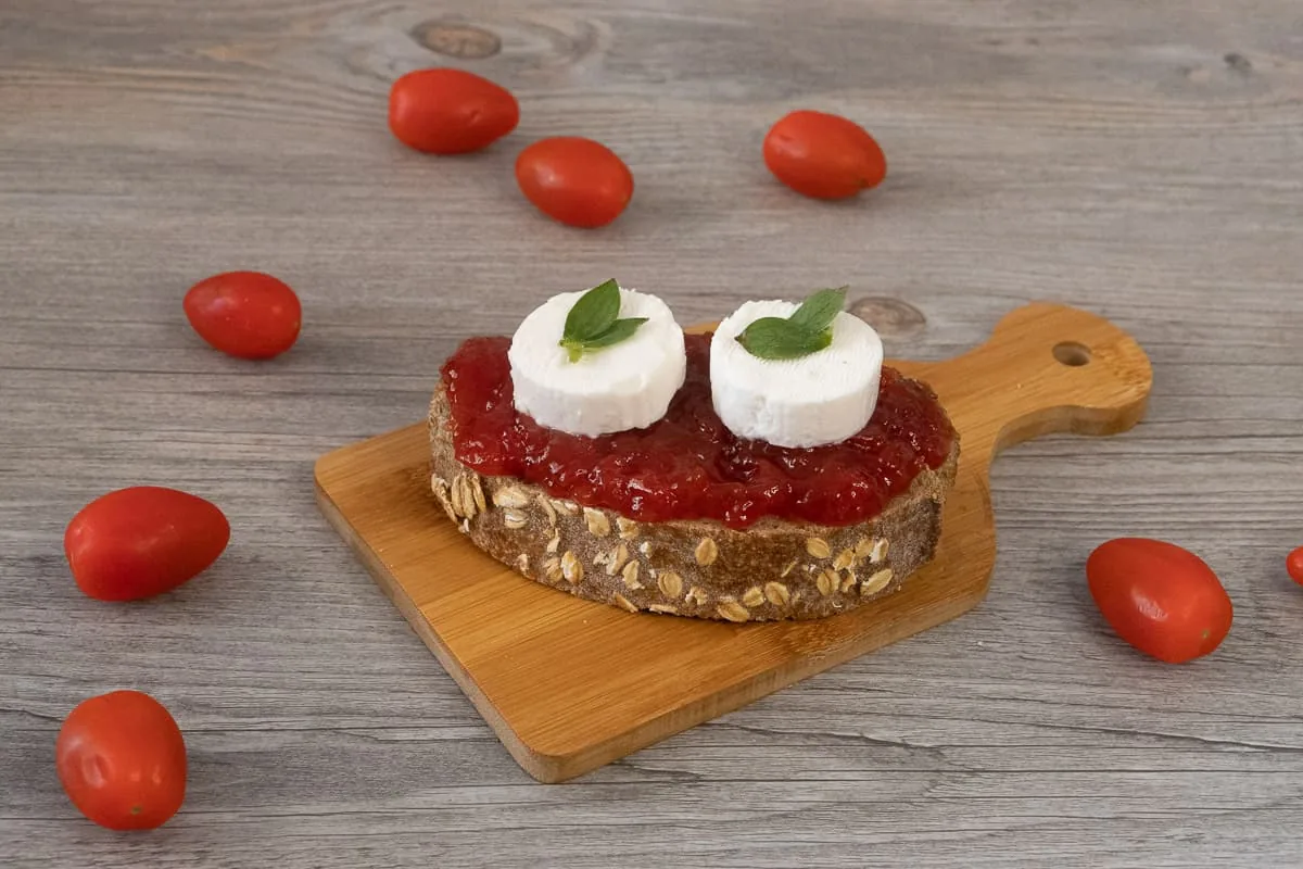 Tostada con Mermelada de tomate y queso cabra