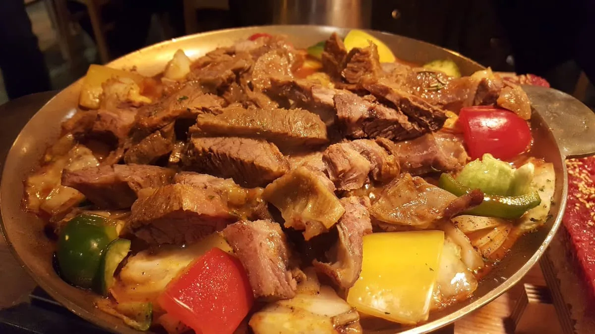 Carrilleras troceadas en salsa de almendras