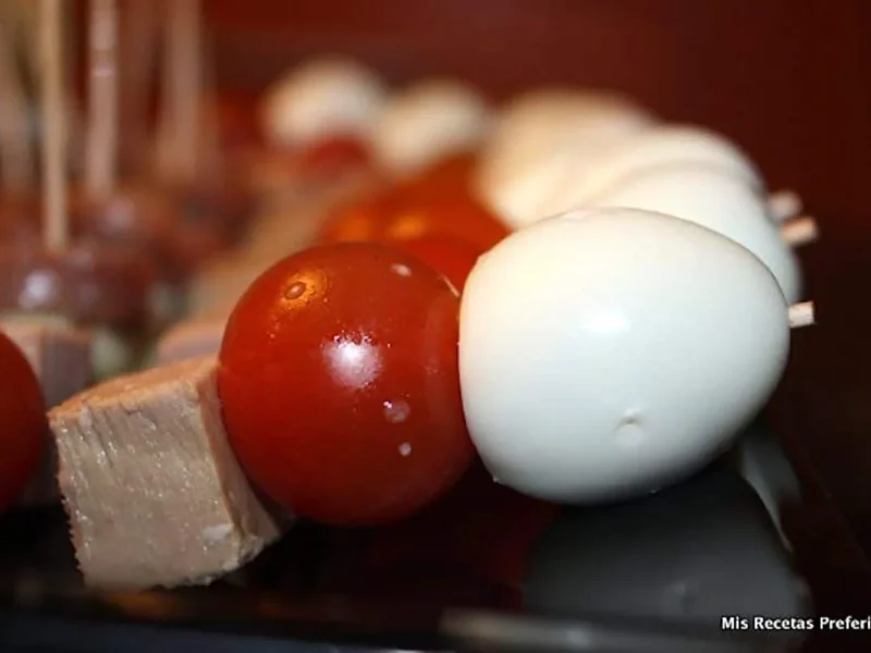 Pinchos de huevo tomate y atún