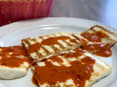 Queso asado con mojo rojo