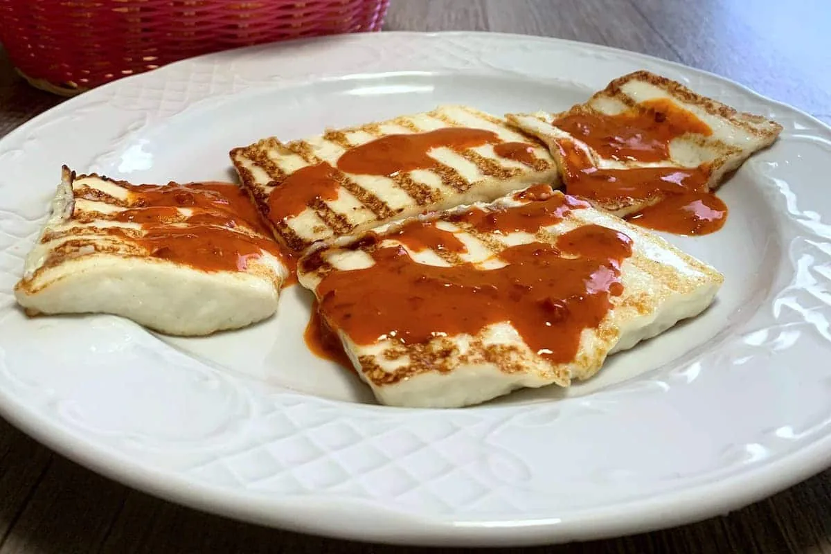 Queso asado con mojo rojo