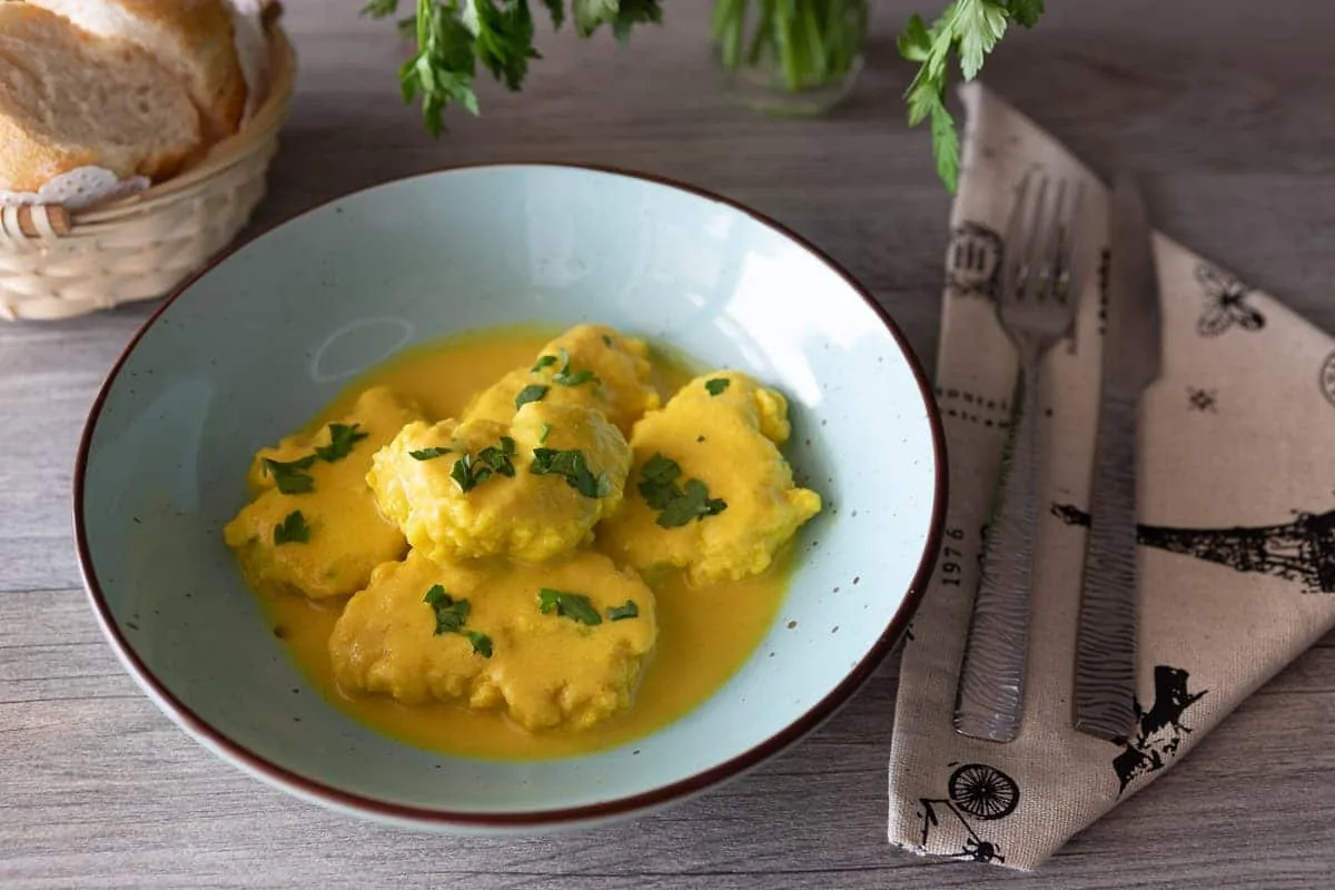 Tortillitas de pescado en salsa