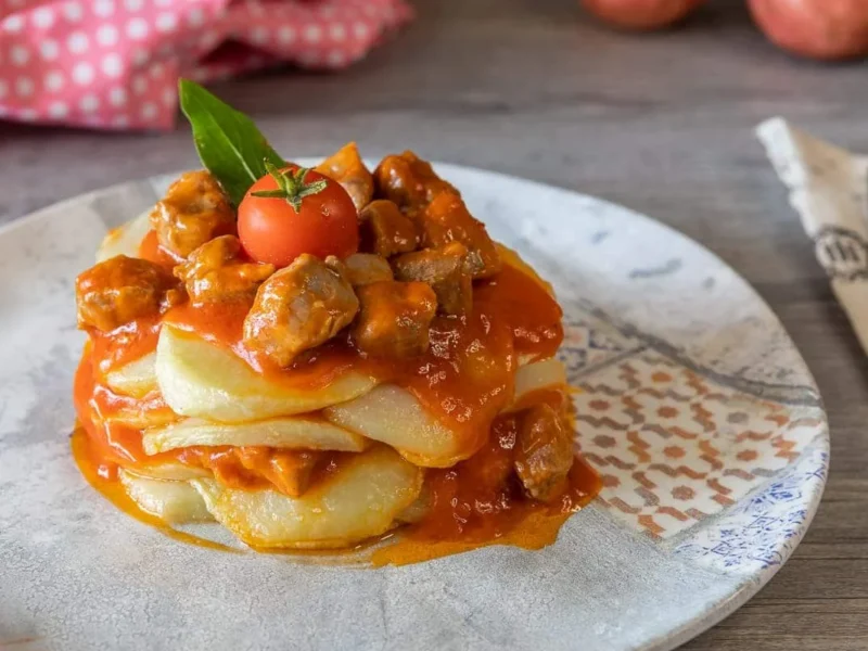 Carne con patatas y tomate