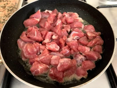 Carne con patatas y tomate