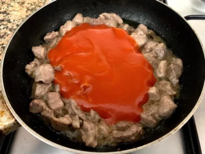 Carne con patatas y tomate
