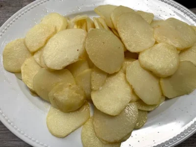 Carne con patatas y tomate