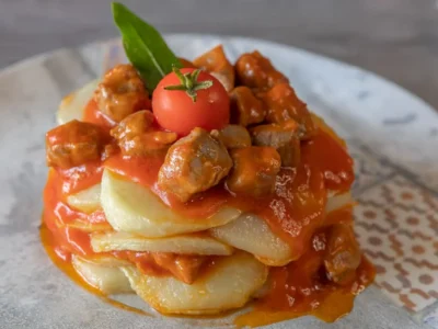 Carne con patatas y tomate