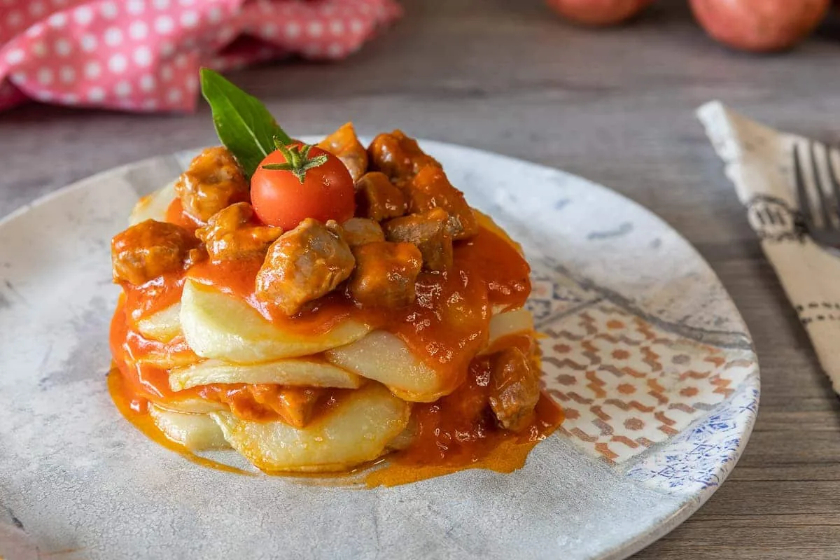 Carne con patatas y tomate