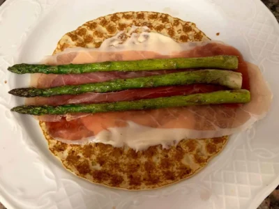 Crepes de jamón ibérico y espárragos