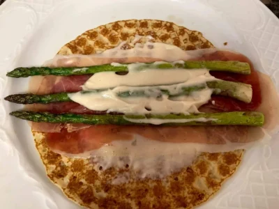 Crepes de jamón ibérico y espárragos