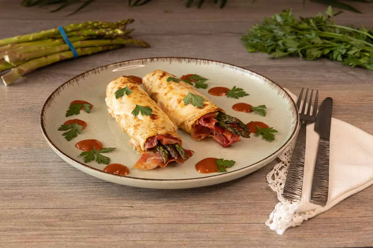 Crepes de jamón ibérico y espárragos