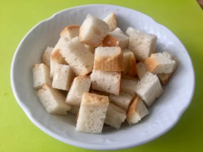 Ensalada con pan frito «Picatostes»