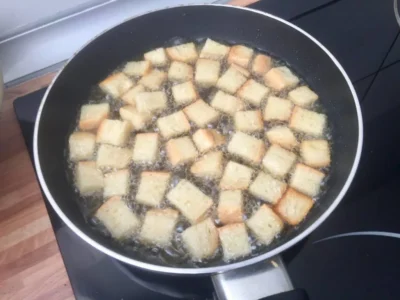Ensalada con pan frito «Picatostes»