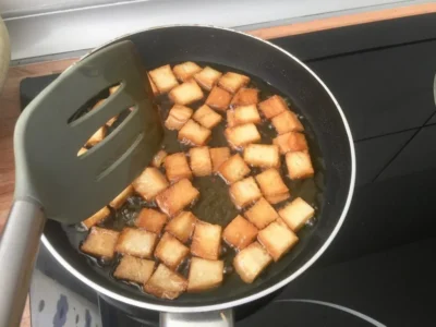 Ensalada con pan frito «Picatostes»
