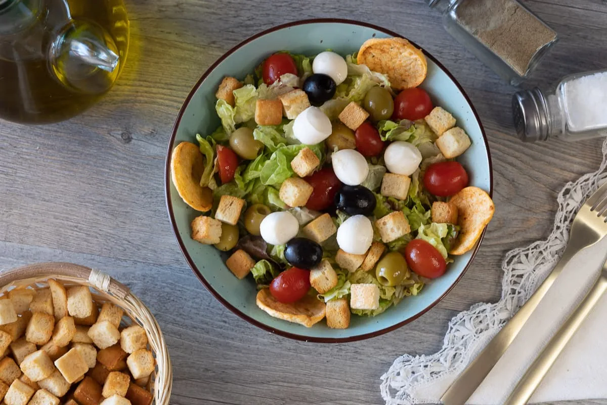 Ensalada con pan frito «Picatostes»
