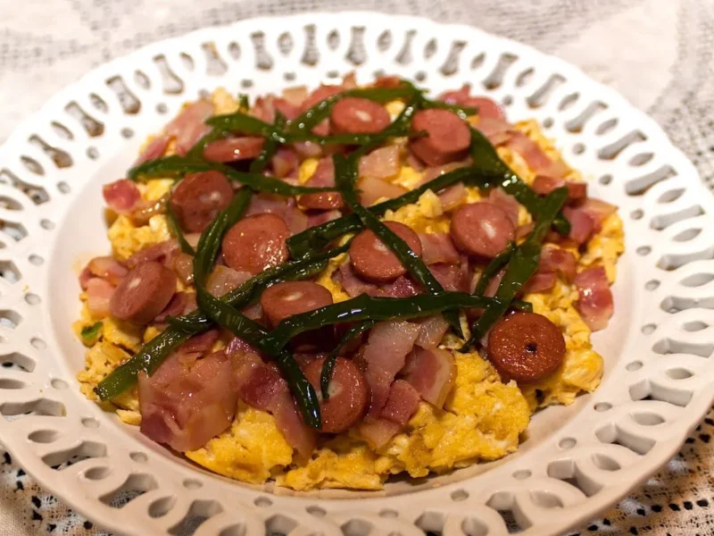 Huevos revueltos con Beicon, Frankfurt y pimientos