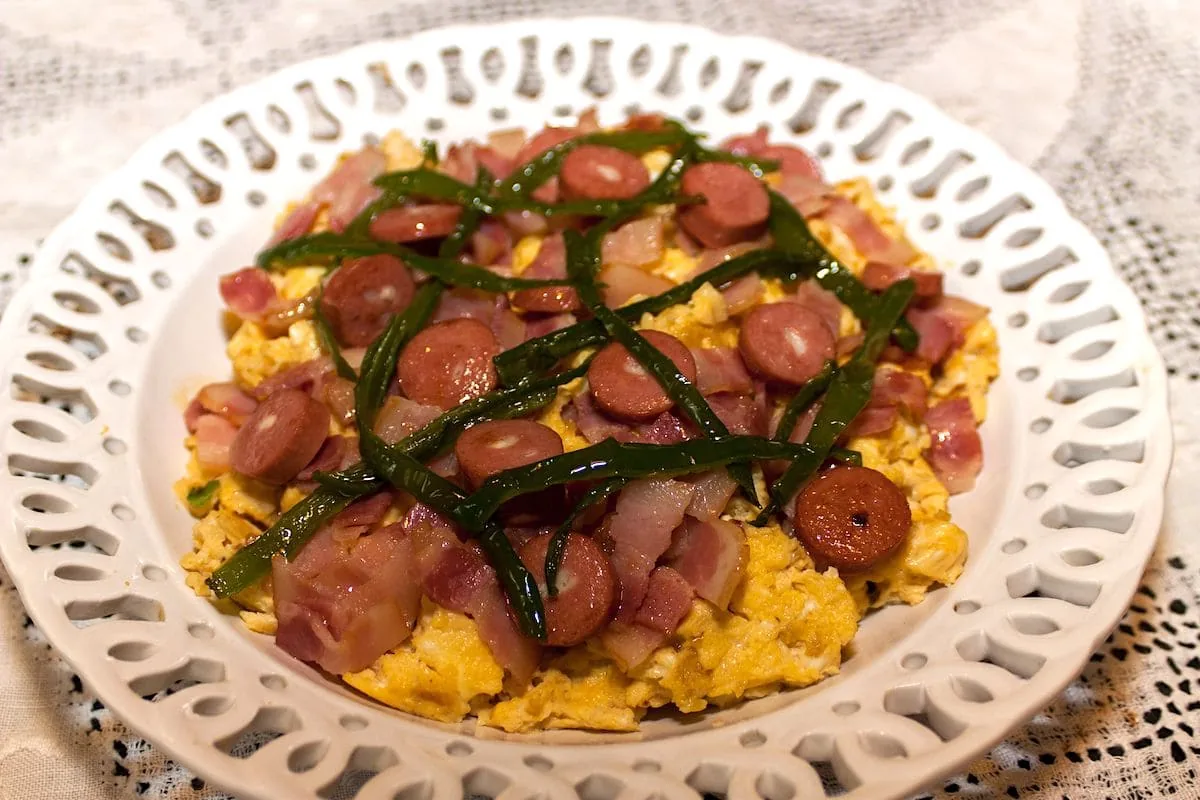 Huevos revueltos con Beicon, Frankfurt y pimientos