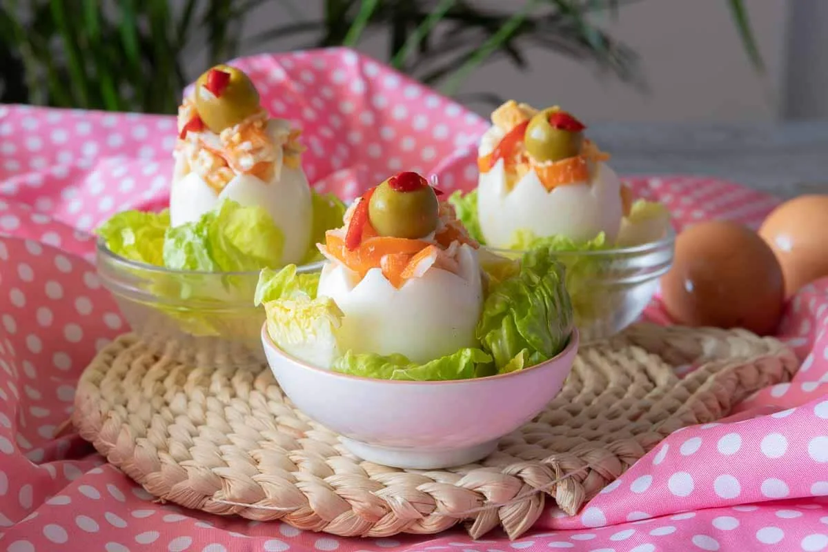 Pinchos huevos rellenos
