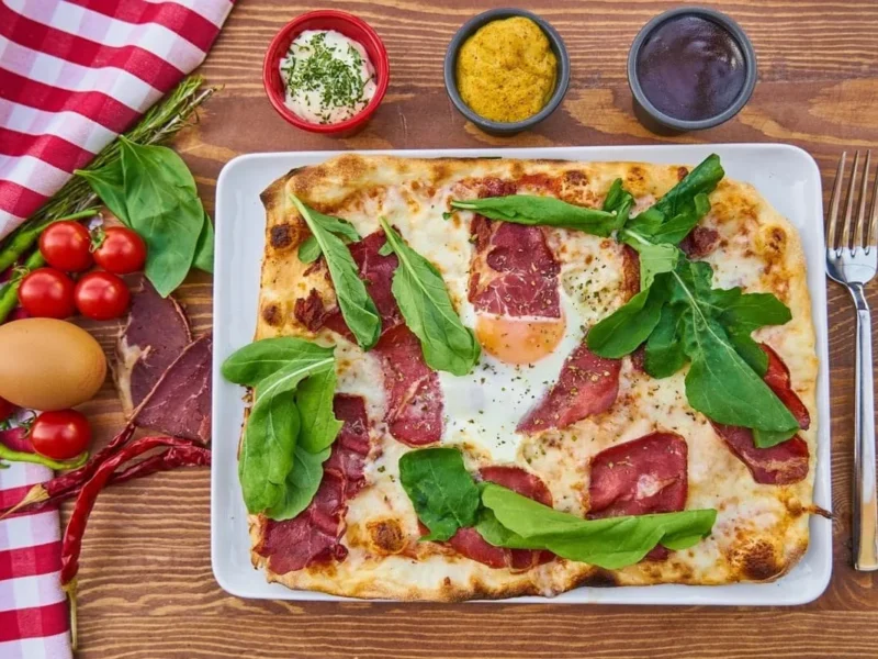 Pizza con jamón y huevo