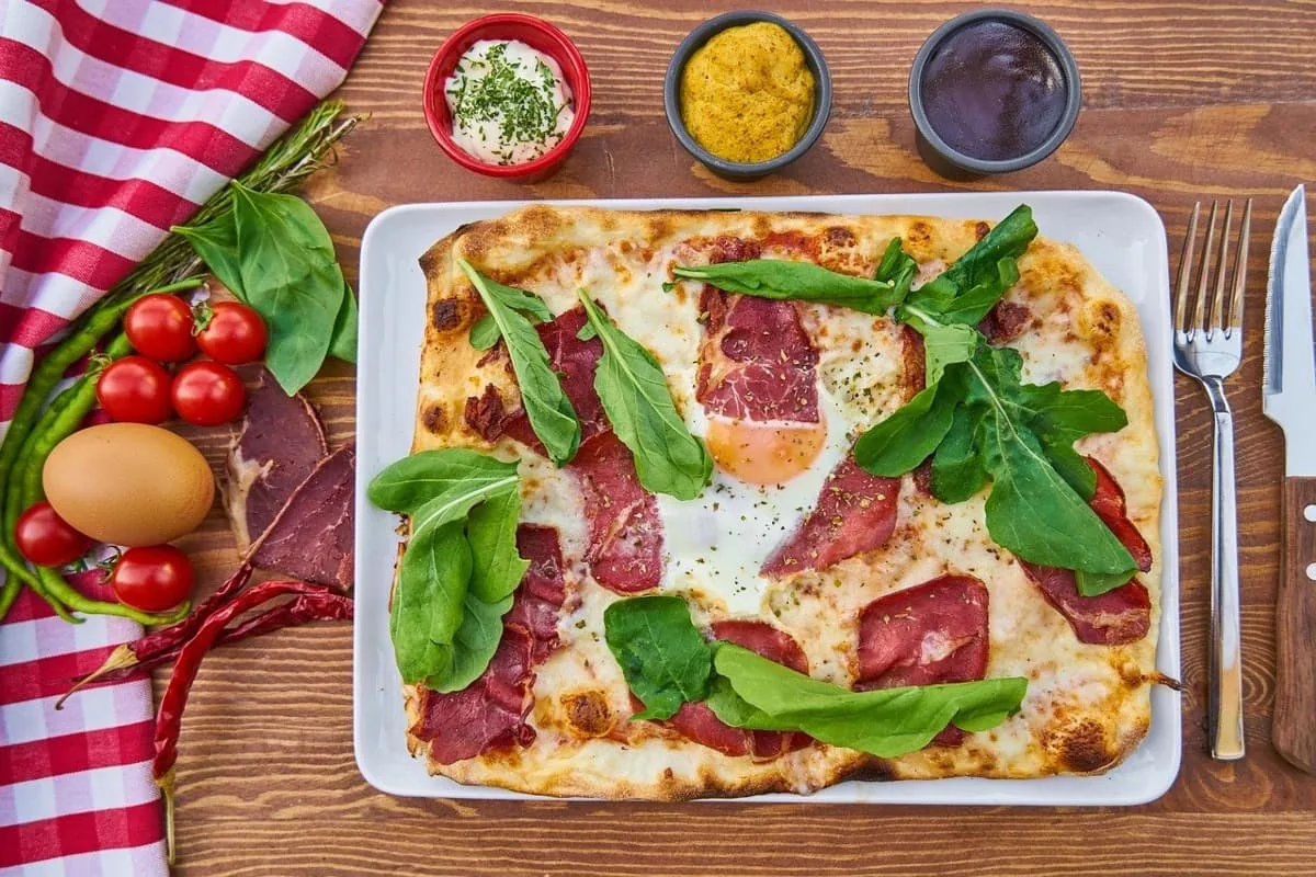 Pizza con jamón y huevo