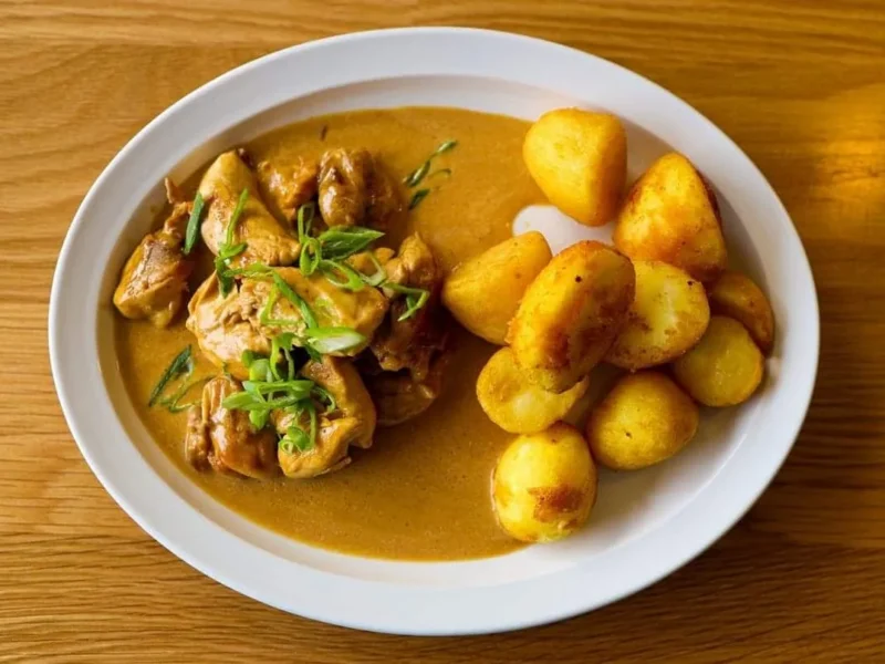 Pollo en salsa de almendras con patatas parisinas