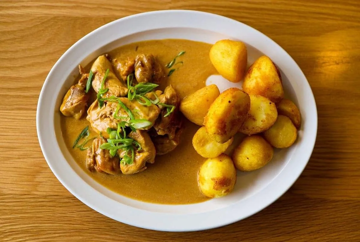 Pollo en salsa de almendras con patatas parisinas